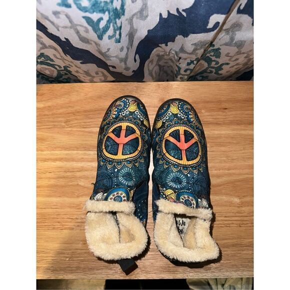 Yes We Vibe Peace Sign Hippie Slip On Faux Fur Lined Shoes, Size 8M - Picture 1 of 5